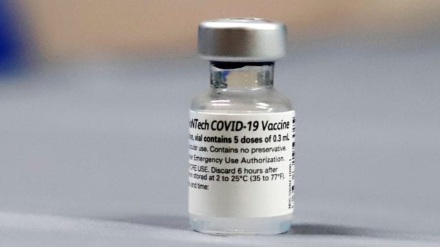 Francia autoriza las 3 vacunas de Moderna y Pfizer adaptadas a omicrón
