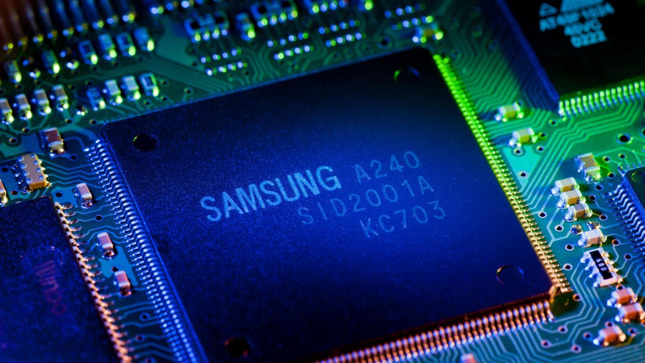 Beneficio de Samsung se desploma 32% por la rápida caída de la demanda de chips