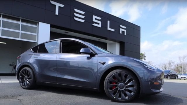 Acciones de Tesla se desploma por problemas logísticos que amplían brecha de entregas y producción
