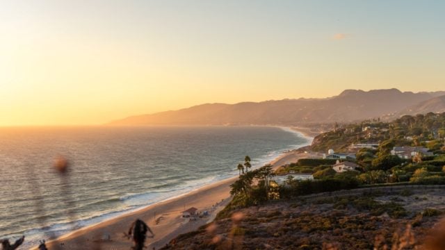 Estadounidenses se mudan a México: sube 32% la venta de casas en playa entre la población