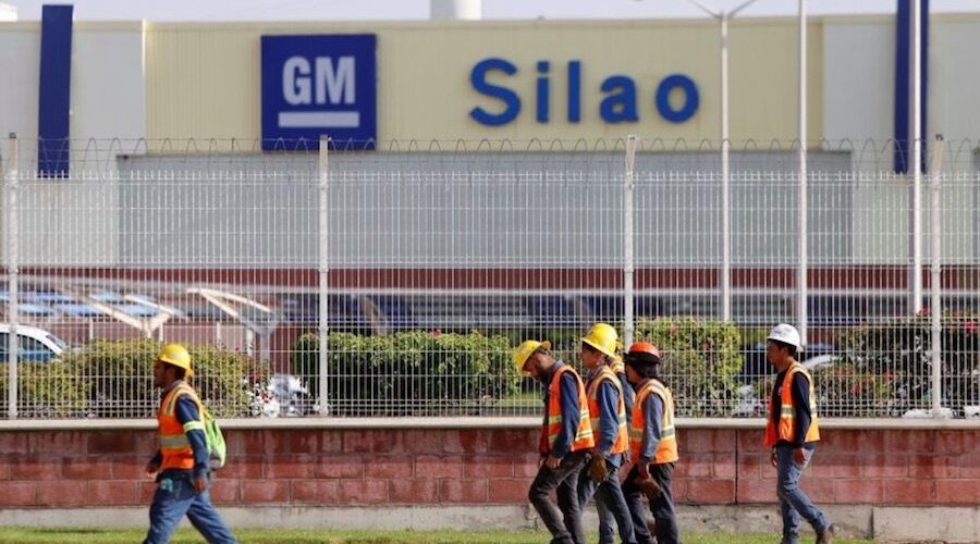 Trabajadores de GM en molestia ante el SINTTIA