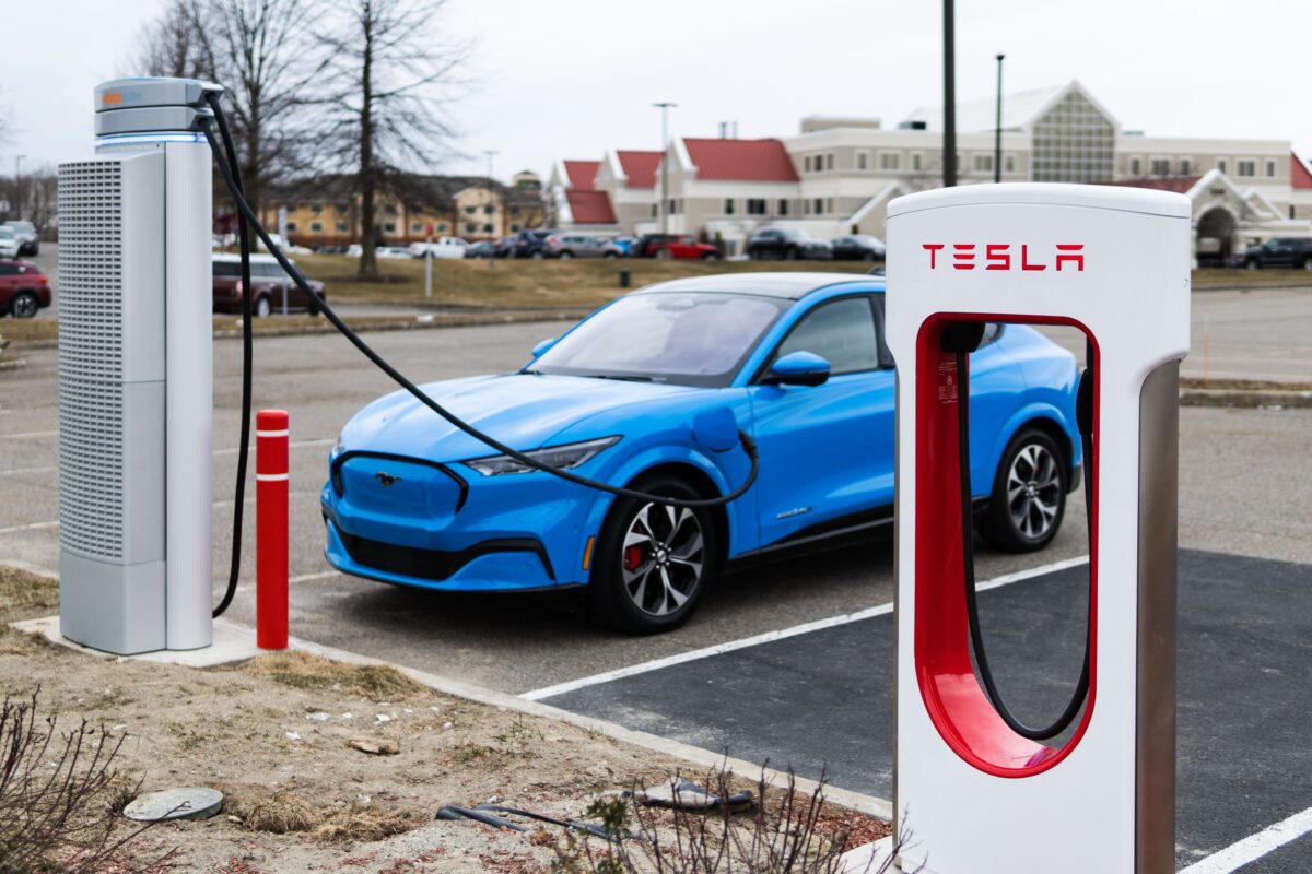 Tesla, GM y Ford establecen un estándar común para los enchufes de carga de vehículos eléctricos