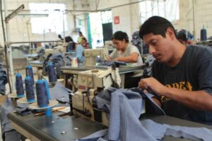 Materia prima extranjera saca de la jugada al sector textil de Puebla
