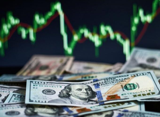 ¿Por qué invertir en dólares? Ventajas y riesgos actuales