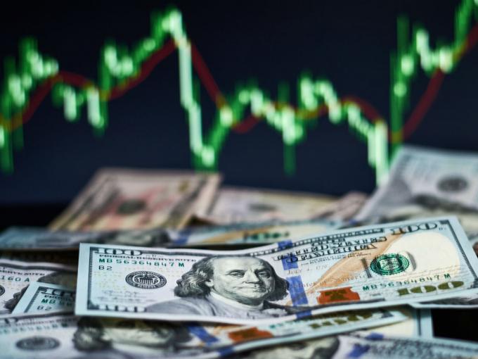 ¿Por qué invertir en dólares? Ventajas y riesgos actuales