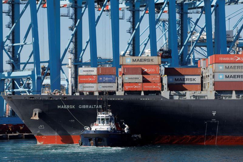 Maersk interrumpirá todos sus envíos de contenedores por presuntos ataques en el mar rojo