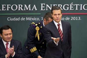 El presidente López Obrador alista propuesta para revertir reforma energética de Peña Nieto