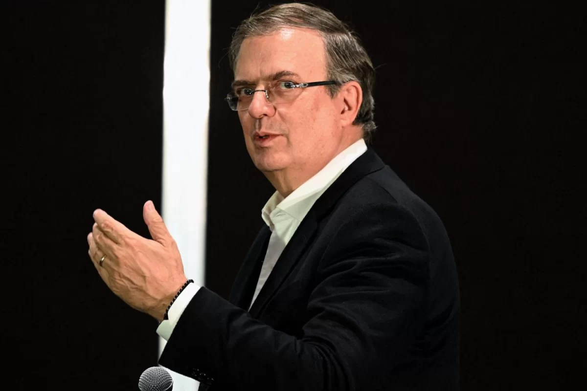 Marcelo Ebrard se registra como aspirante de Morena a senador por la vía plurinominal