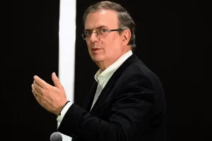Marcelo Ebrard se registra como aspirante de Morena a senador por la vía plurinominal