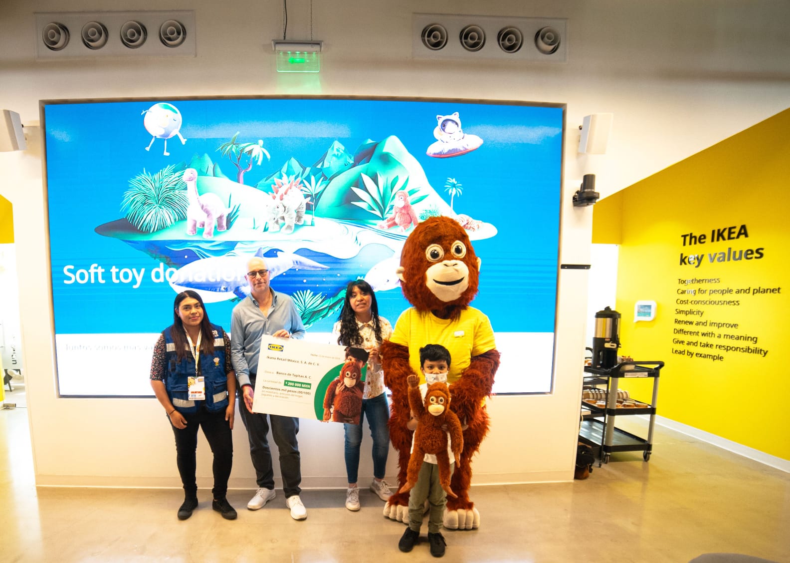 Jaap Doornbos, Retail Manager de IKEA México, entregando el cheque